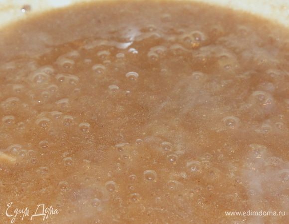 Набираем где-то миллилитров 200 соуса, в котором тушилось мясо и добавляем к муке, энергично помешиваем, чтобы не образовались комочки.