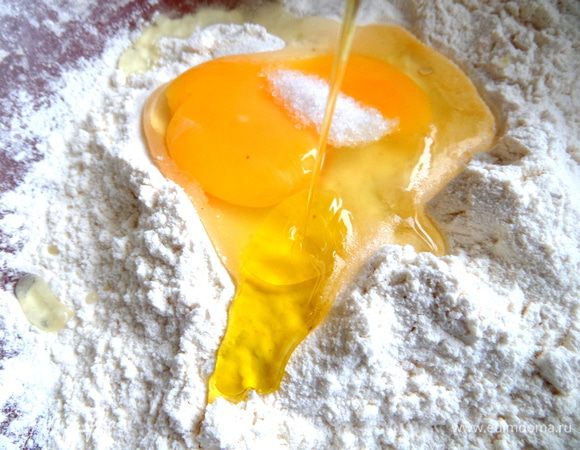 Смешиваем муку,воду,масло,яйцо и соль для теста. Отставляем в строну,пока делаем начинку.