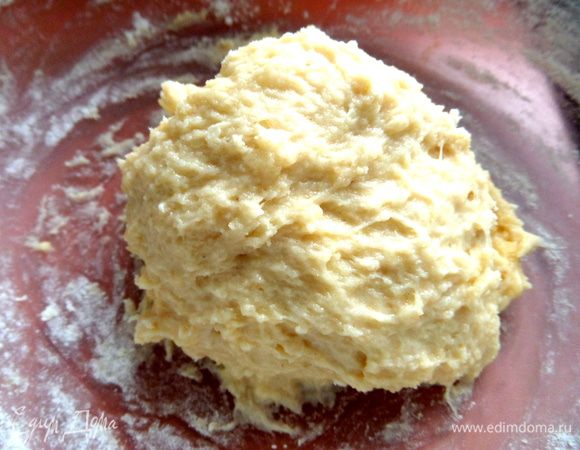  Отставляем в строну,пока делаем начинку. Да...,мука ещё понадобится на доску пара ложек!