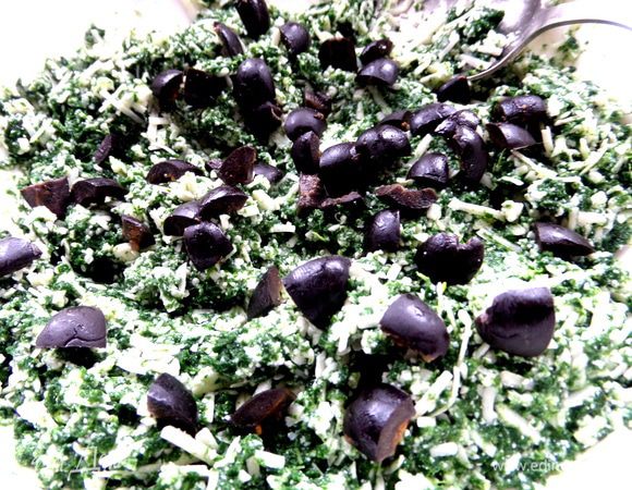 Я добавила свои любимые маслины (поделив их на четверти) и соли уже не требовалось! Начинка у меня осталась,но я её тут же применила на интересный перекус,позже увидите!