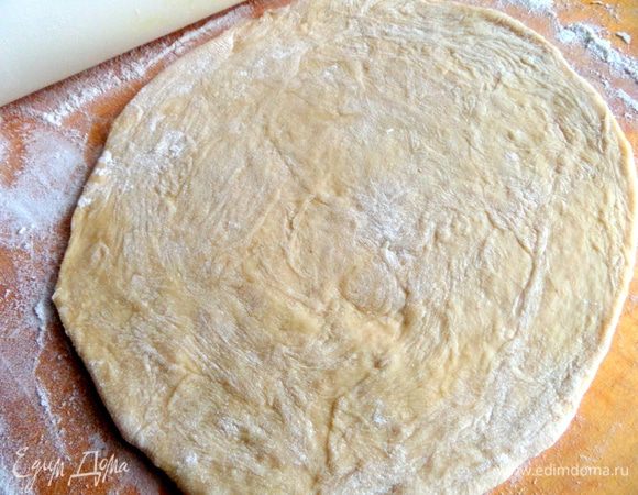 Переходим снова к тесту...Раскатываем как на пельмени,но лучше квадратом или прямоугольником.