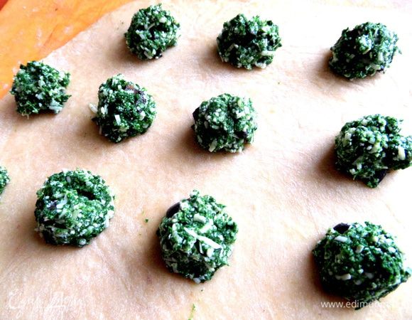 Раскладываем шарики начинки на расстоянии,но друг под другом. Вторую половину теста оставляем свободной!