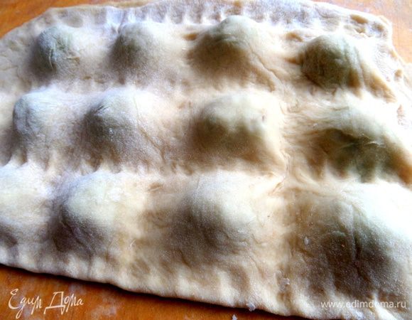 Накрываем второй половиной теста,слегка приминаем пальцем.