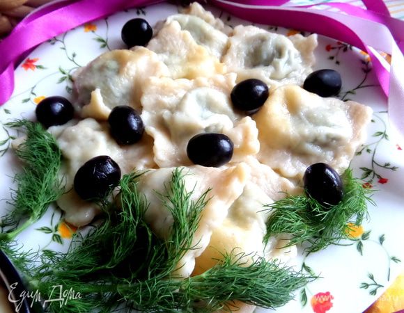 Вынимаем сварившиеся равиольки,украшаем зеленью или сыром или маслинами.