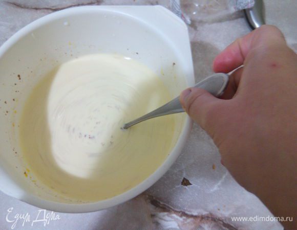 В отдельной миске смешиваем все оставшиеся ингредиенты. Должна получится однородная консистенция. 