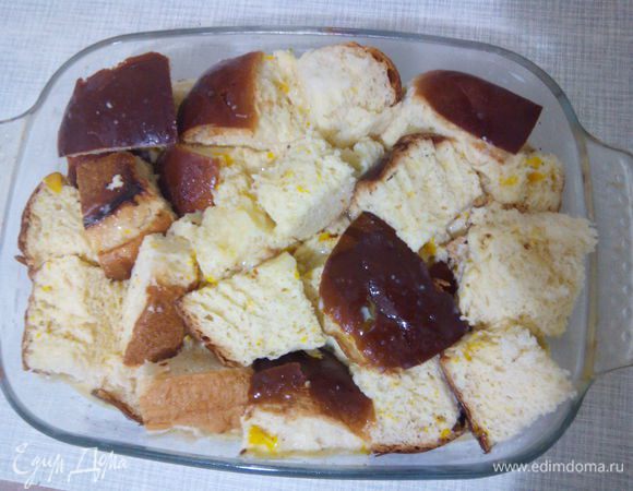 Выливаем нашу яичную массу на хлеб, вилкой или лопаткой пытаемся сделать так, что бы весь хлеб  был покрыт яичной массой.  Оставляем хлеб на час, чтобы он пропитался. 