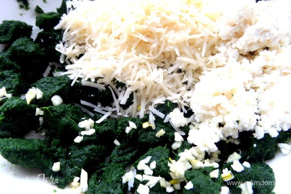 Для этого смешиваем тёртый сыр с творогом,шпинатом,чесноком и маслинами. Подробно здесь: http://www.edimdoma.ru/retsepty/70116-shpinatno-syrnye-ravioli