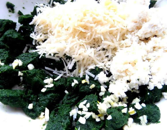 Для этого смешиваем тёртый сыр с творогом,шпинатом,чесноком и маслинами. Подробно здесь: http://www.edimdoma.ru/retsepty/70116-shpinatno-syrnye-ravioli