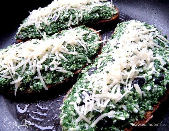 Посыпаем сыром.