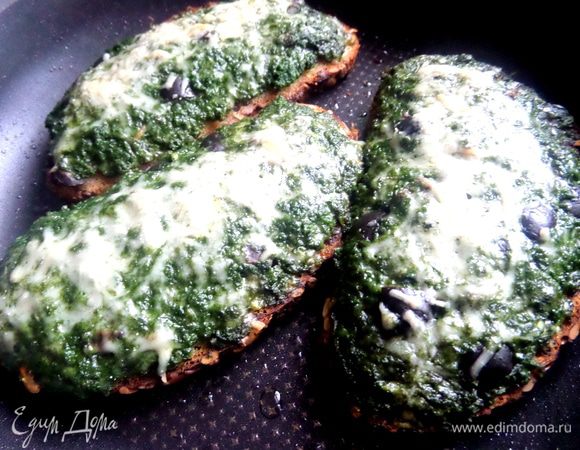 И запекаем в горячей духовке минут 10. Следим,чтобы нижняя корочка не подгорела!