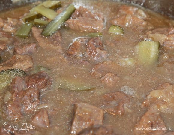 Огурцы и соус добавляем к мясу и тушим все вместе минут 5. 