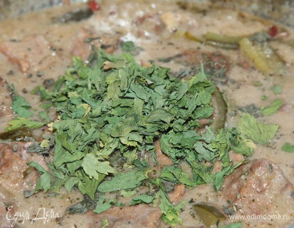 Перемешиваем, прогреваем минуты 2-3, теперь отправляем туда же петрушку и базилик. Я использовала сушеные - и петрушку, и базилик. Базилик у меня лимонный, но это не принципиально. Перемешиваем все и под крышкой на медленном огне томим минут 5.