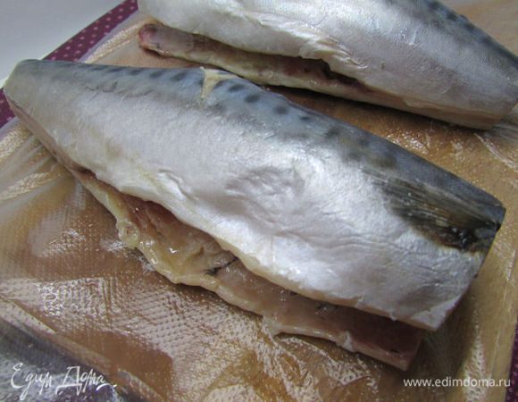 Подготовить рыбу. Выпотрошить, отрезать голову и хвост. Кожу не снимать!!! Хорошо промыть под проточной водой.