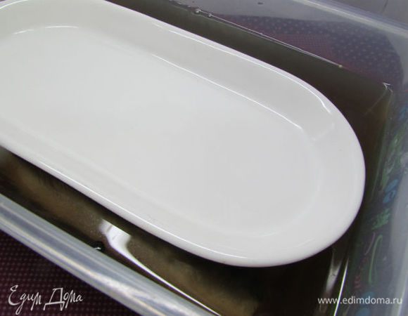 Сверху положить тарелочку. Оставить скумбрию мариноваться 12 часов при комнатной температуре.