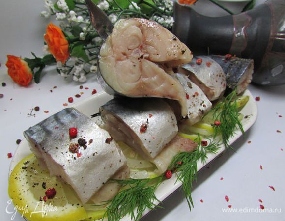 Готовую рыбку порезать на кусочки, полить маслом.
Приятного аппетита!