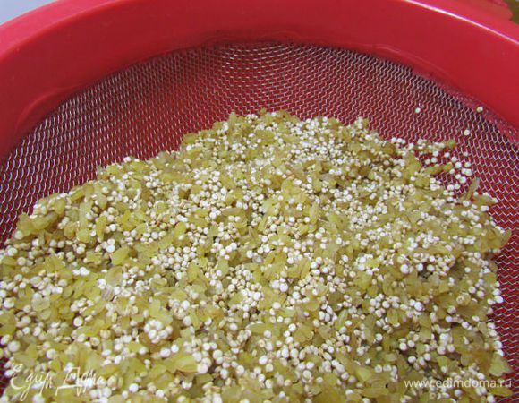 Соединить киноа и булгур (у Елены Коготковой - готовая смесь "Киноа с булгуром"). Хорошо промыть.