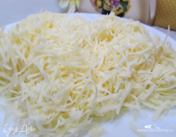 Сыр натереть на мелкой терке.