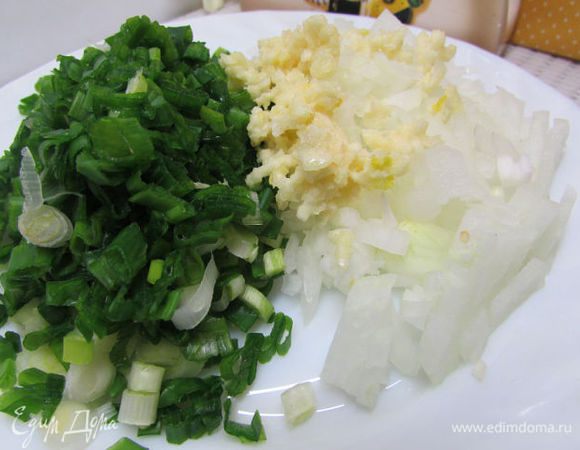 Мелко порезать репчатый и зеленый лук. Чеснок выдавить через пресс.