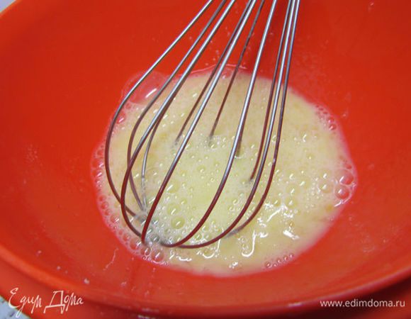 Яйца и соль взбить в легкую пену.