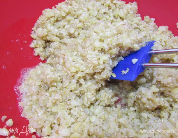 Соединить киноа с булгуром и яйцами.