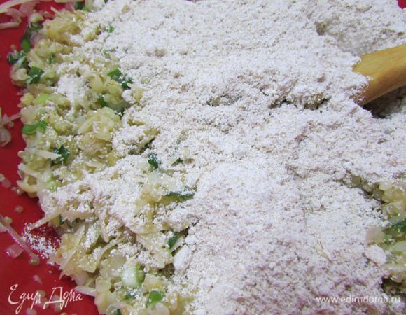 Всыпать овсяную муку, вновь хорошо перемешать.