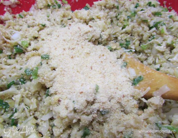 Затем по 1 ст. л. ввести 100 грамм панировочных сухарей. Посолить и поперчить. "Тесто" должно быть достаточно плотным. Если масса будет влажной, добавьте еще немного сухарей.