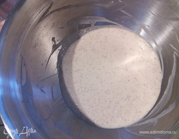 Для опары размешайте  дрожжи в 60 мл. тёплой воды, добавьте нашу ложку муки, тщательно размешайте, накройте плёнкой и поставьте в тёплое место на 15-20 мин. 