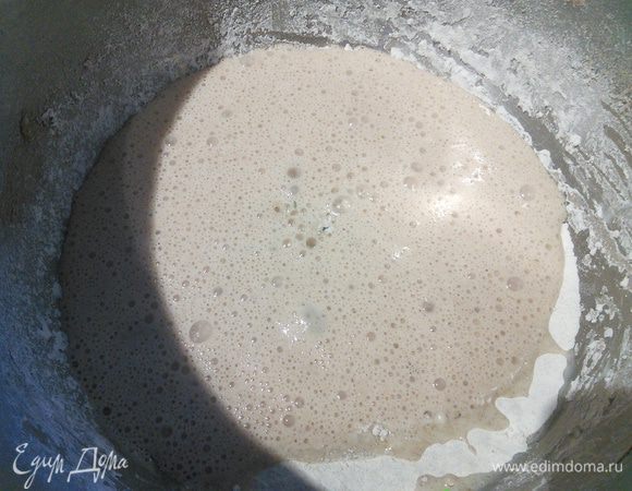 Когда опара "оживёт", добавьте в муку смесь 60 мл. молока, 60 мл. тёплой воды, соли,  мёда, оливкового масла  и опару. 