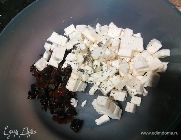 Овечью брынзу, вяленые помидоры нарежьте мелким кубиком, добавьте травки и оливковое масло. 