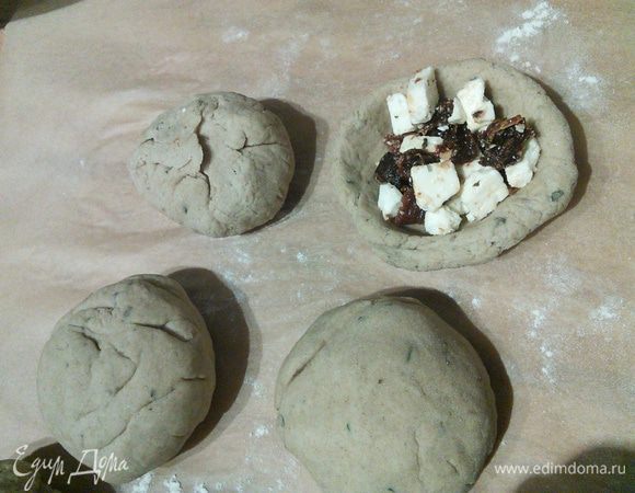 От теста отделите кусочки желаемой величины и скатайте в шарики. Сделайте   углубления и выложите начинку, скрепите тесто плотно и выложите хлебушки (не знаю, как их можно ещё назвать))) швами вниз в смазанные маслом формочки. 