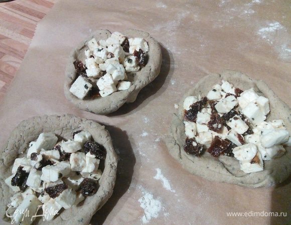 У меня 2 формочки поменьше - круглые, остальные 4 покрупнее -  овальные, в соответствии с этим я формировала свои "хлебушки". 