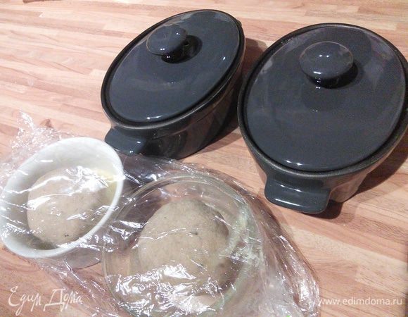 Накройте крышками или плёнкой и поставьте в тёплое место на расстойку на 1,5. Тесто должно увеличиться в размере и достичь краёв ваших форм. Смажьте водой, если хотите посыпьте сезамом. 