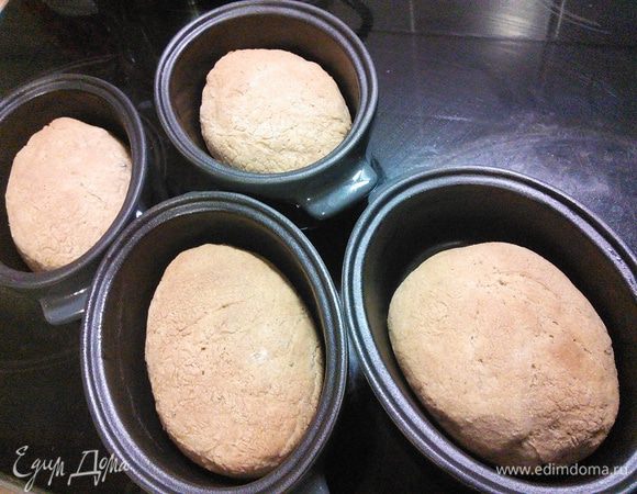 Дайте хлебным коробочкам немного остыть, приготовьте свой любимый салат и угощайтесь! 