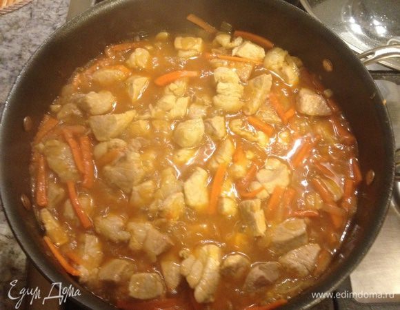 Свинину режем на небольшие кубики, нагреваем сотейник, чуть растительного масла. Протушиваем мясо, затем добавляем лук, после чеснок мелко порезанный. Посолить, поперчить, добавить лавровый лист, кореанд. Морковку порезать тонкими полосками  и добавить к мясу.  Пусть протушится под крышкой. 