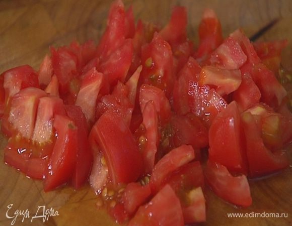 Помидор нарезать небольшими кубиками, посолить и поперчить.