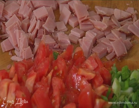 Ветчину нарезать кубиками.