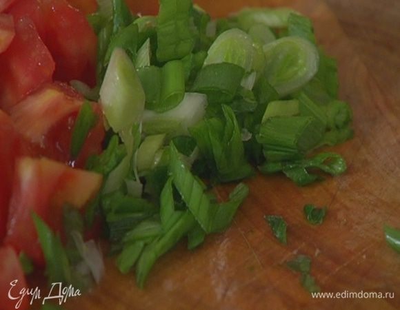 Зеленый лук нарезать наискосок.