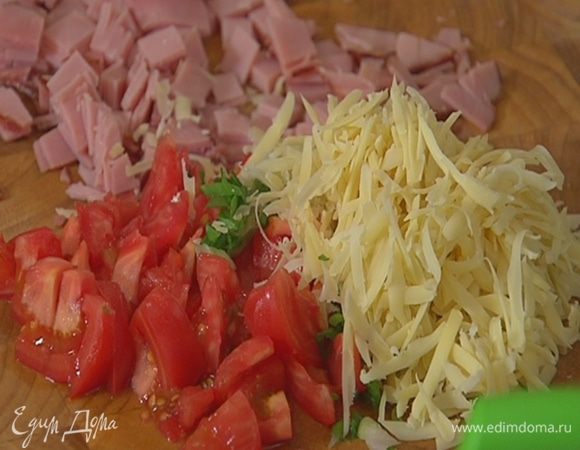 Сыр натереть на крупной терке и перемешать с помидорами, луком и ветчиной.