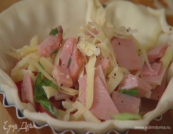 Поместить тесто в формы, сформировать бортики и равномерно выложить начинку.