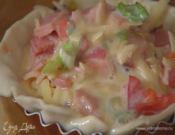 Яйцо взбить с молоком и разлить в формы на начинку.