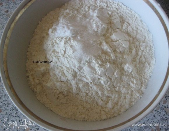 Муку смешать с солью и содой.