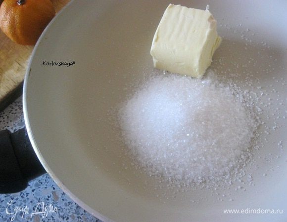 В сковороде растопить сливочное масло и сахар.