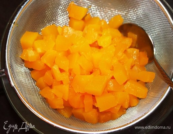Если у вас есть готовое тыквенное пюре, смело используйте его. Нам понадобится 300 грамм.
Если нет, то тыкву очистим, порежем на небольшие кусочки, поместим их в кастрюлю и зальем 0,5 ст. воды. Потушим до готовности. У меня это заняло 15 минут.
