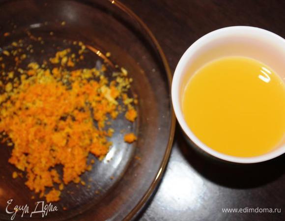 А пока не очень мелко измельчим  орешки (прекрасно подойдет также фундук), натрем с апельсина цедру и отожмем сок (нам понадобятся 100 мл для глазури). 
Отделим желток от белка.