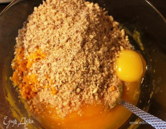Протрем готовую тыкву через сито и получим однородное пюре.
Добавим в него 100 г. сахара, желток, орехи, цедру, сухари, корицу и все хорошенько перемешаем.