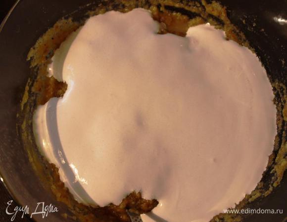 Отдельно взобьём белок с оставшимся  сахаром (100 г) и добавим его к общей массе. Все еще раз перемешаем.
