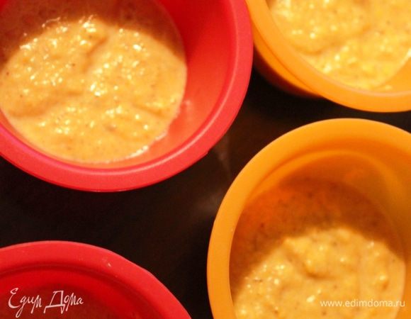 Выкладываем массу в маленькие силиконовые формы или одну большую. Формы можно заполнять до верха (у меня были глубокие, поэтому я заполняла их наполовину), так как тесто при выпечке не поднимается. 
Выпекаем в заранее разогретой до 180 градусов духовке 40 минут.
