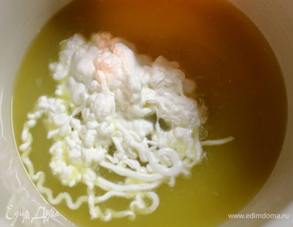 А пока займемся глазурью. 
Желатин зальем 3 ст.л. апельсинового сока из общего количества, оставим немного набухнуть.  
Пока соединим оставшийся сок с некислой сметаной и сахаром. Перемешаем до однородности и поставим на небольшой огонь.
