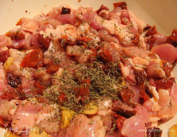  Мясо отделить от костей, мелко порезать, посолить и поперчить по вкусу.
 Помидорки тоже мелко порезать, перемешать с мясом. Туда же положить чеснок от помидорок (я храню вяленые помидорки в масле, переложив их обильно чесноком).
 Добавить тимьян, свежий или сушеный, перемешать и оставить мясо мариноваться, закрыв пищевой пленкой или крышкой.
 Я оставила на ночь, можно обойтись и несколькими часами... Но, советую подержать мясо подольше, чтобы оно как следует пропиталось вкусами и ароматами приправ!