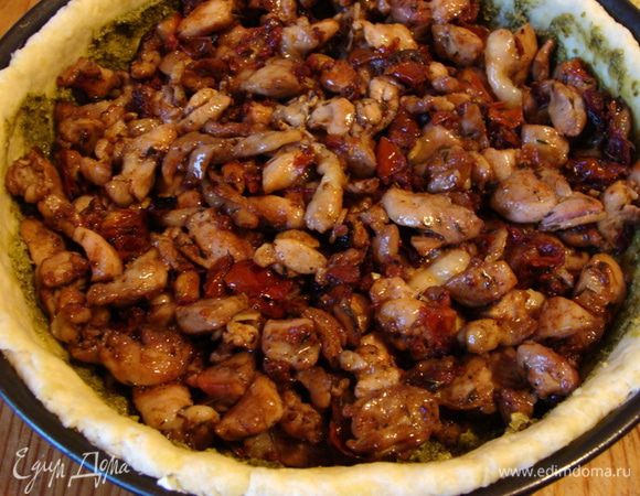 Выложить на тесто.
Поставить в разогретую до 200-220* духовку на 30-40 минут.